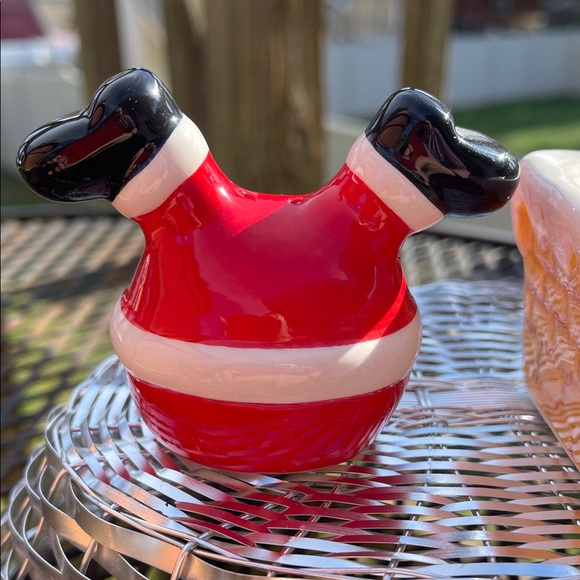 Santa Claus going down the chimney salt & pepper shakers - Picture 3 of 7